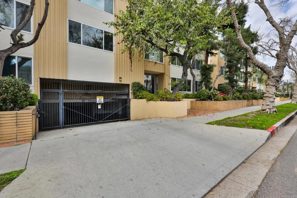 165 N Swall Drive 303, Beverly Hills, California 90211 home-pic-34